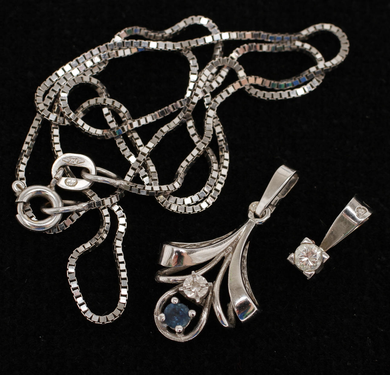 HALSKEDJA samt HÄNGEN 2 st, 18k vitguld. Tot vikt 4,1 gram.