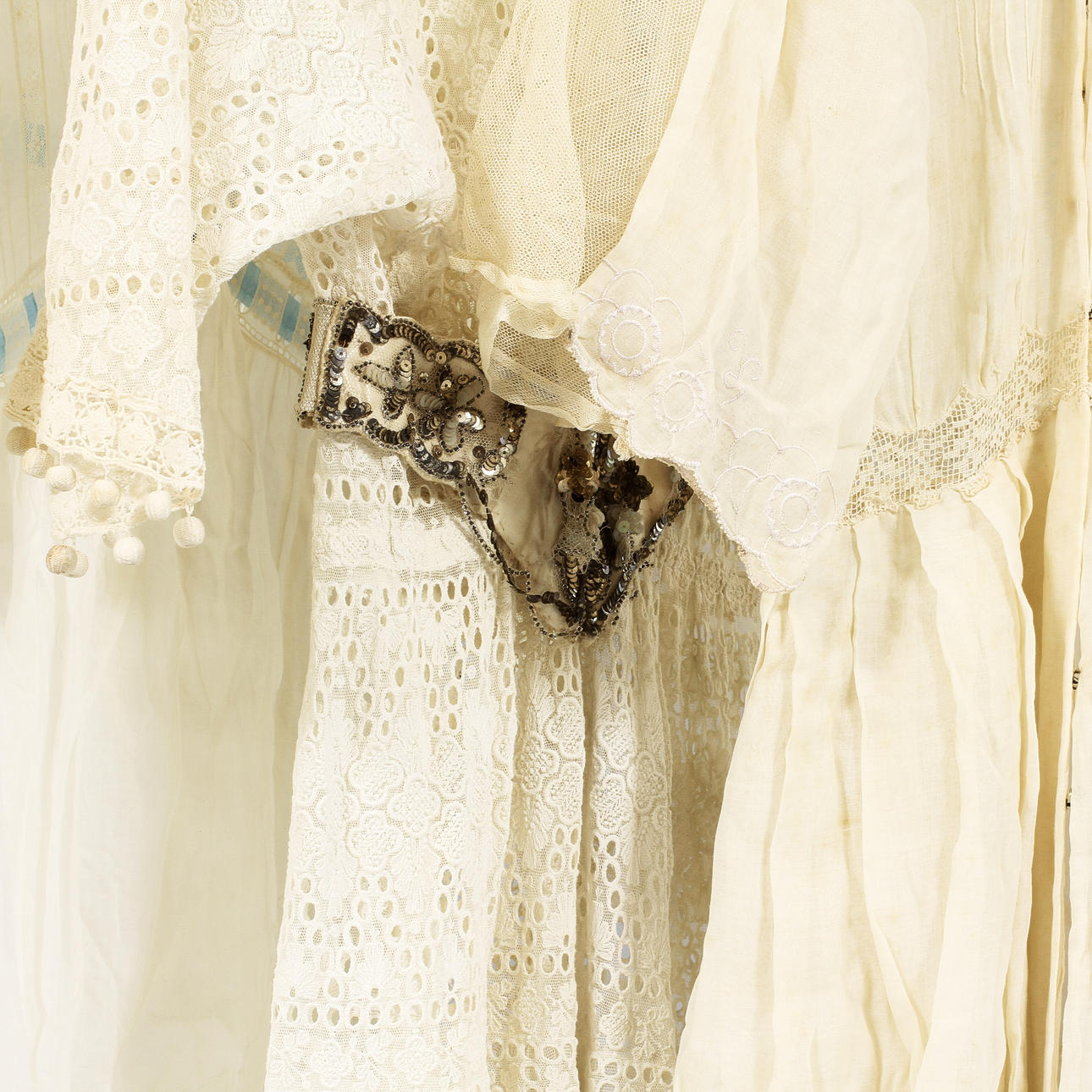 KLÄNNINGAR, 3 st, bomull, samt BÄLTE proveniens Ellen Keiller, 18/1900-tal.