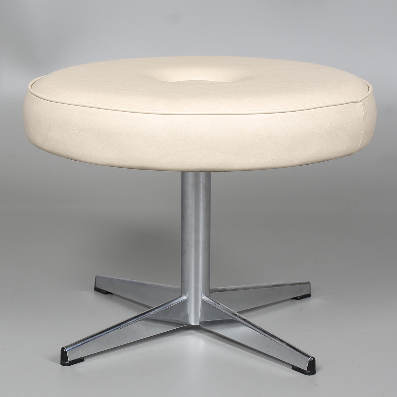 PALL/FOTPALL. Vit galon. Sockel i borstad stål. 1960/70-tal.