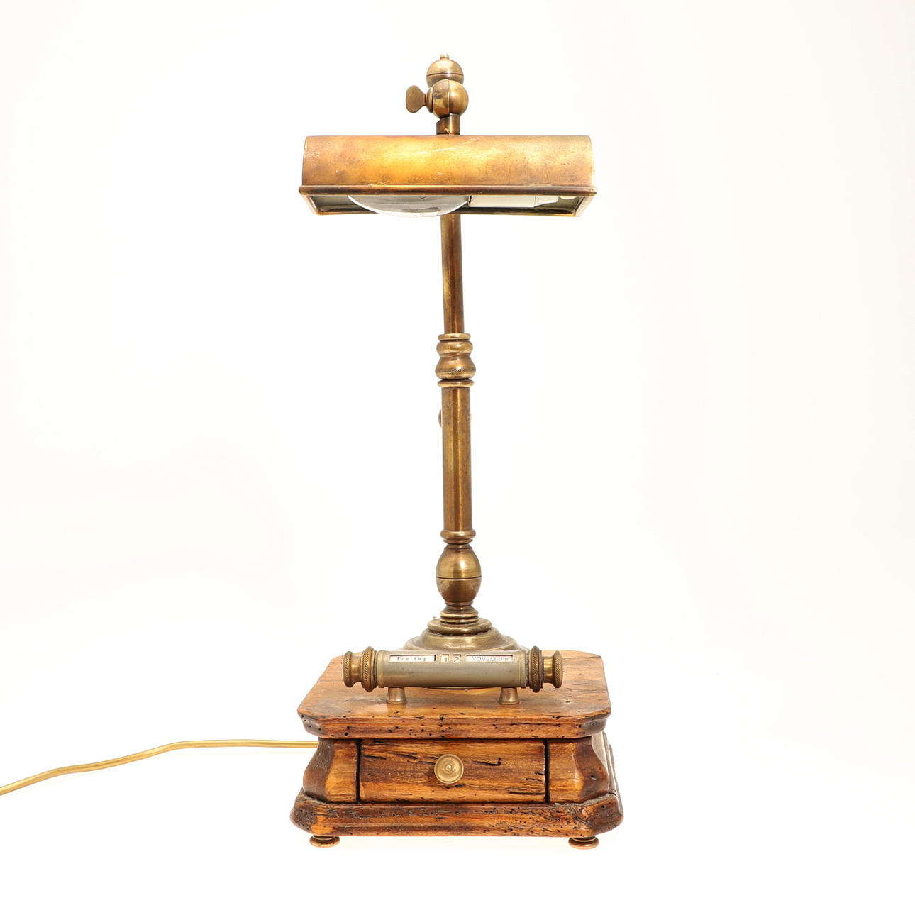 bordslampa/lampa, mässing, valnöt.