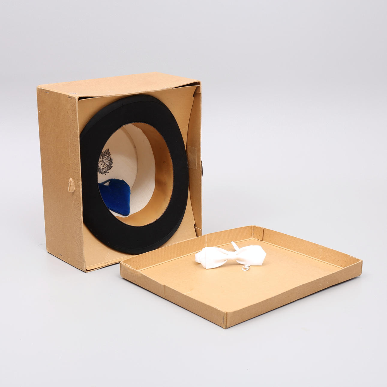 STORMHATT, Non Plus Ultra, strl 59, samt vit fluga.