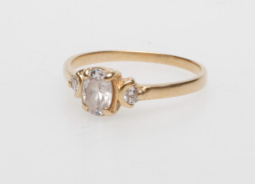 RING MED STENAR, 18k guld, vikt ca 2 gr.