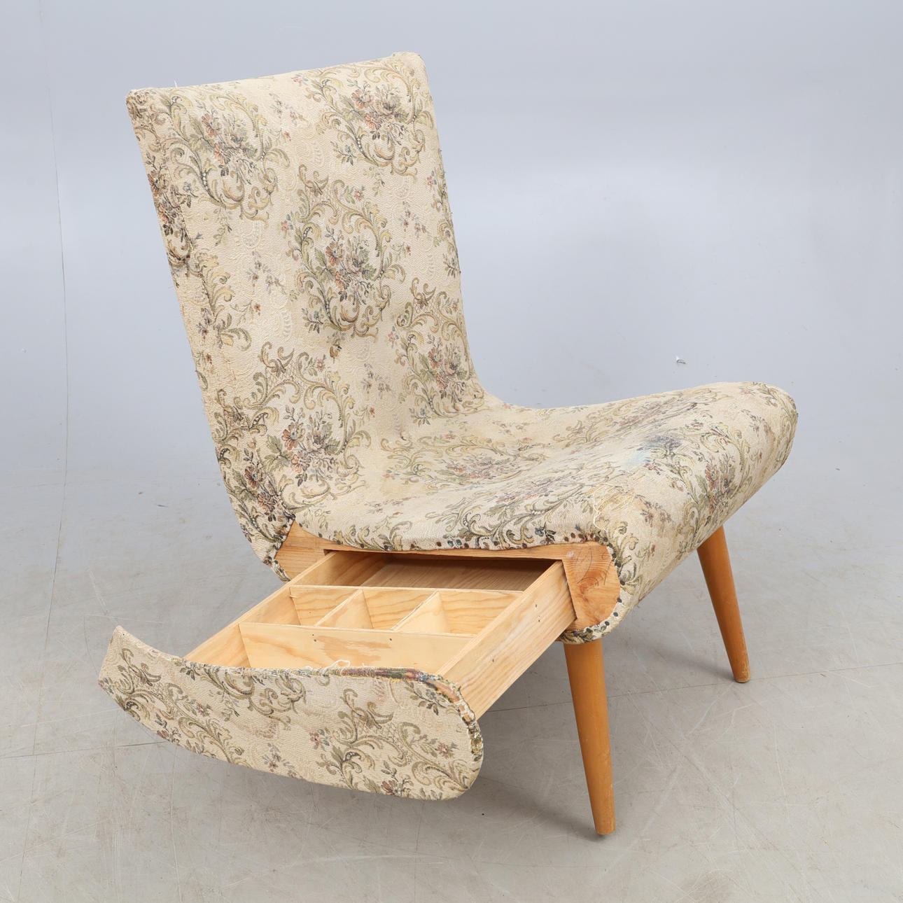 SILLÓN, con cajón, años 60/70.