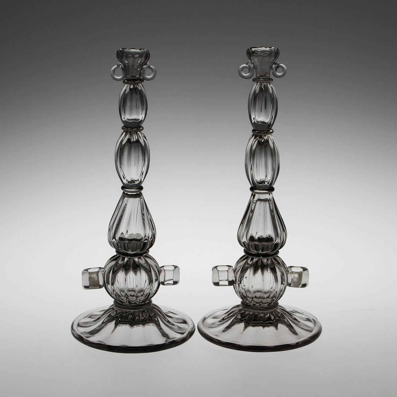 LJUSSTAKAR, ett par, glas, Strömbergshyttan, 1900-talets första hälft.