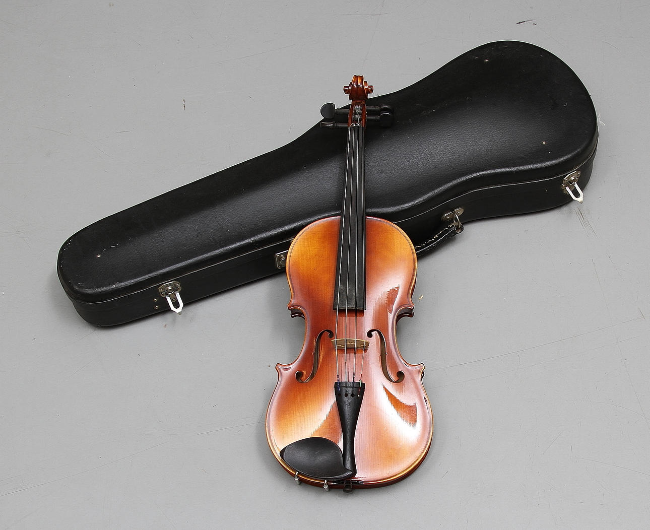 FIOL, Tjeckoslovakien samt STRÅKE, Golden Strada, England.