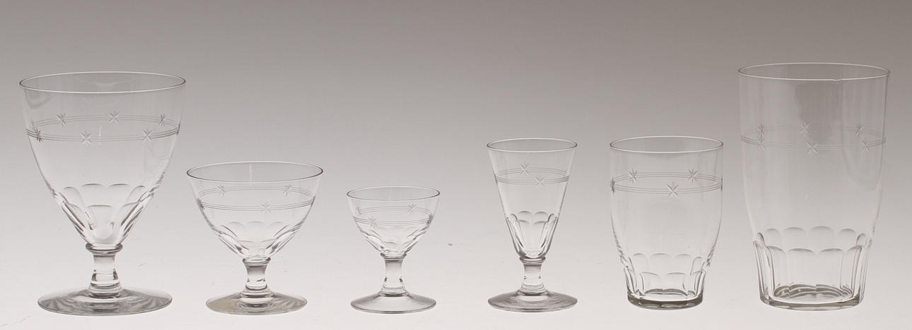 GLASSERVIS, 70 delar, Hovmantorp, 1900-tal.