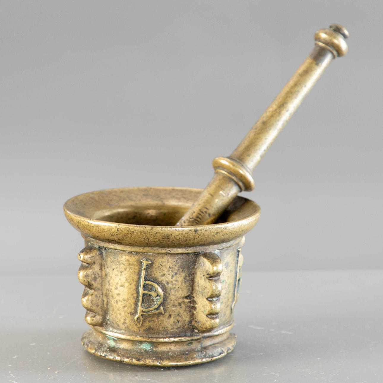 Mortero con mano, siglo XVI.