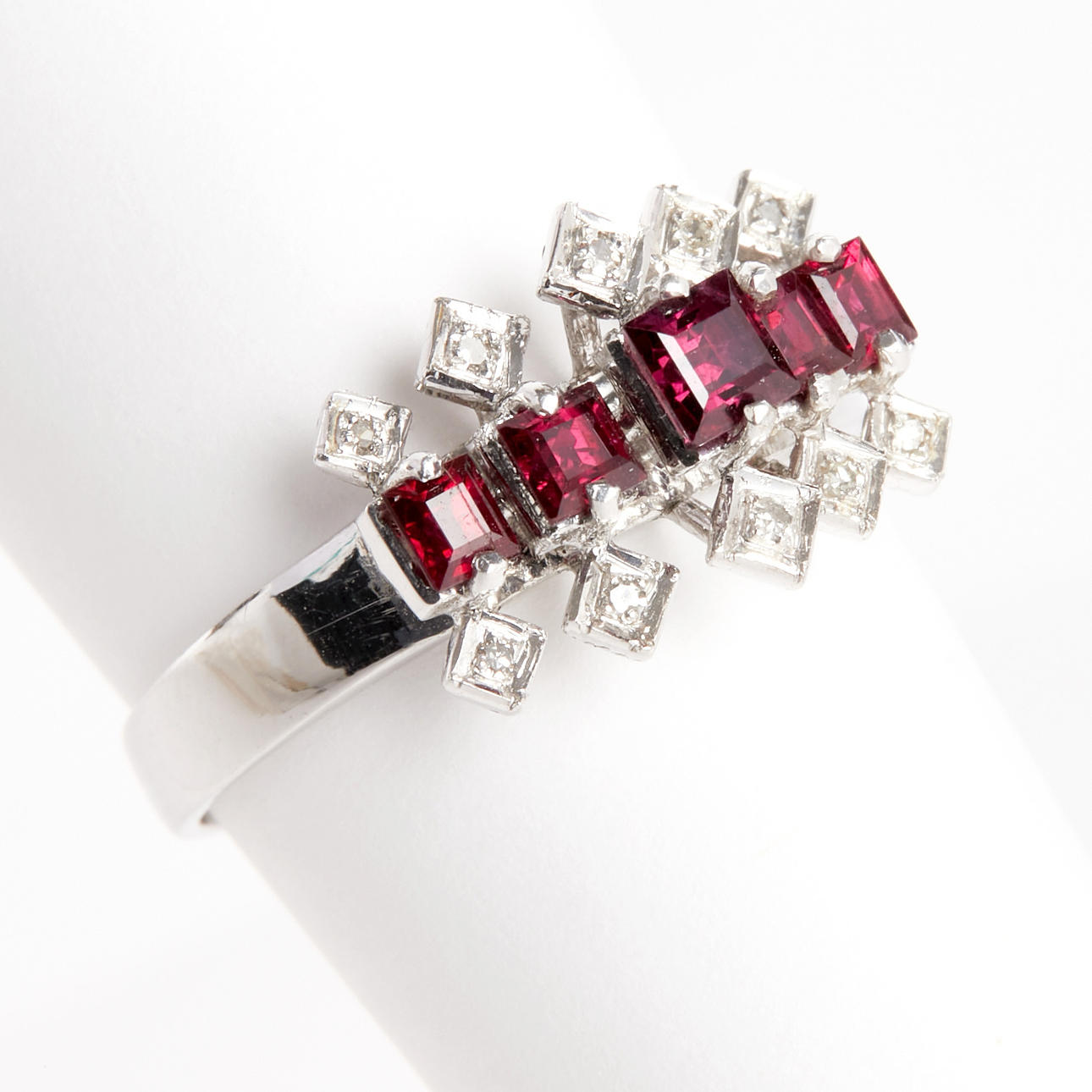 RING, 18 k, rubiner och briljanter.