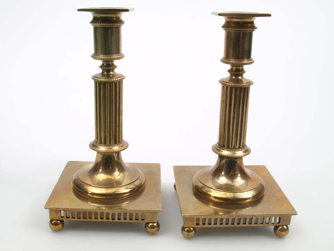 LJUSSTAKAR, ett par, mässing, gustaviansk stil, Gusums Bruk nummer 38.