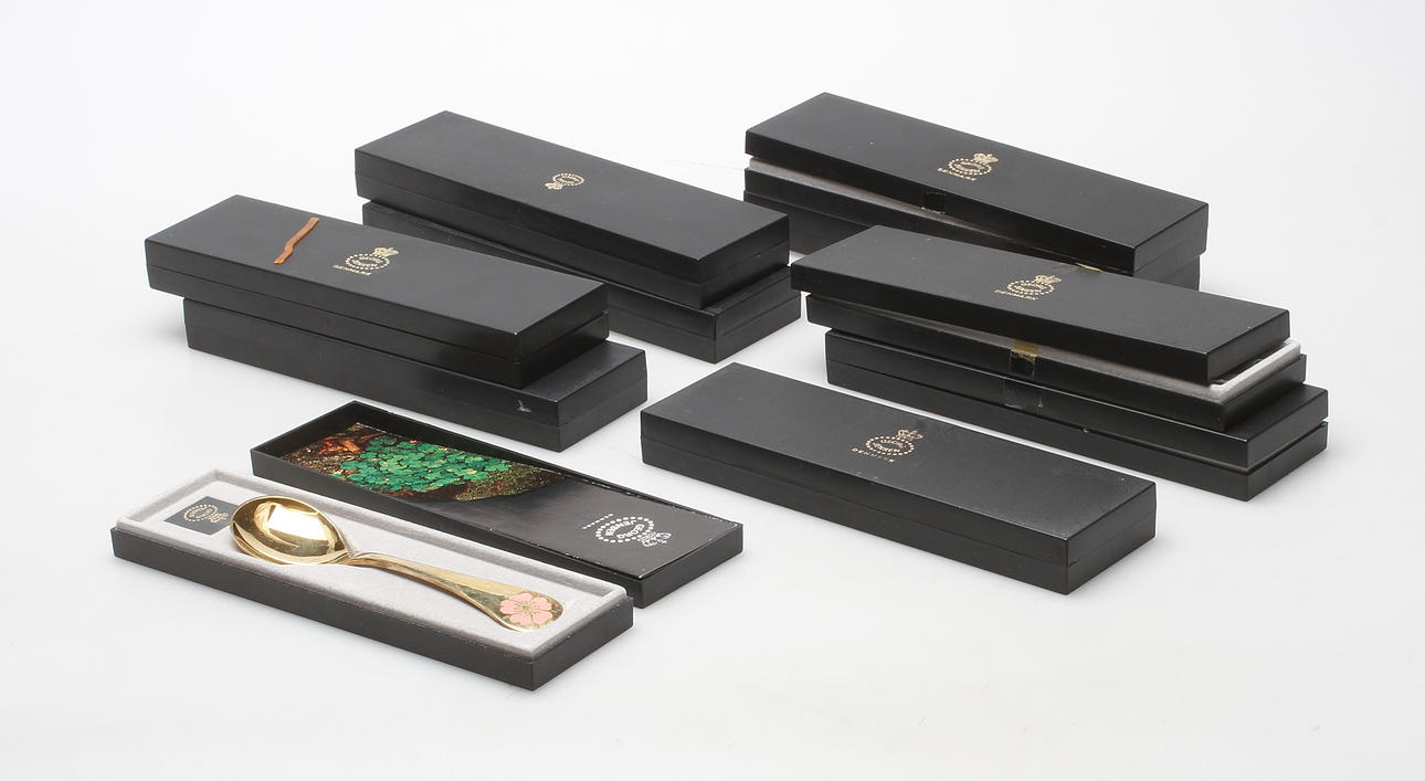 GEORG JENSEN. Skedar, 10 st. Sterling silver, förgyllda med emaljinlägg.