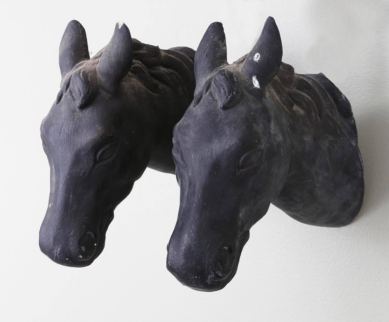 GINO MANCA. Skulpturer, 2 st, Hästhuvud, gjutmassa.