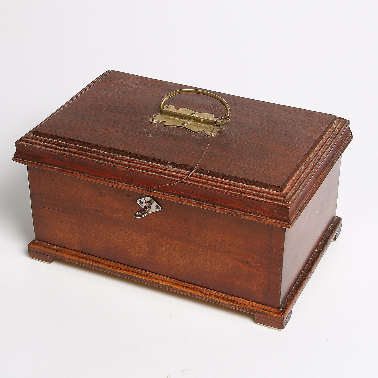 SCHATULL/SYSKRIN, trä, med diverse sytillbehör, 18/1900-tal.