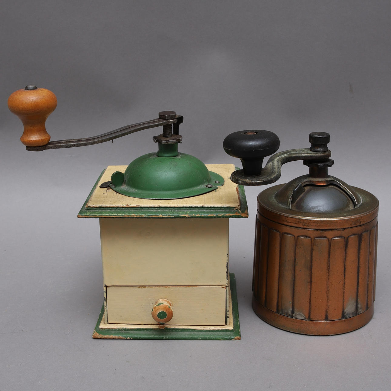 KAFFEEMÜHLE, 2 Stk., u.a. Holz & Messing, 20. Jahrhundert.