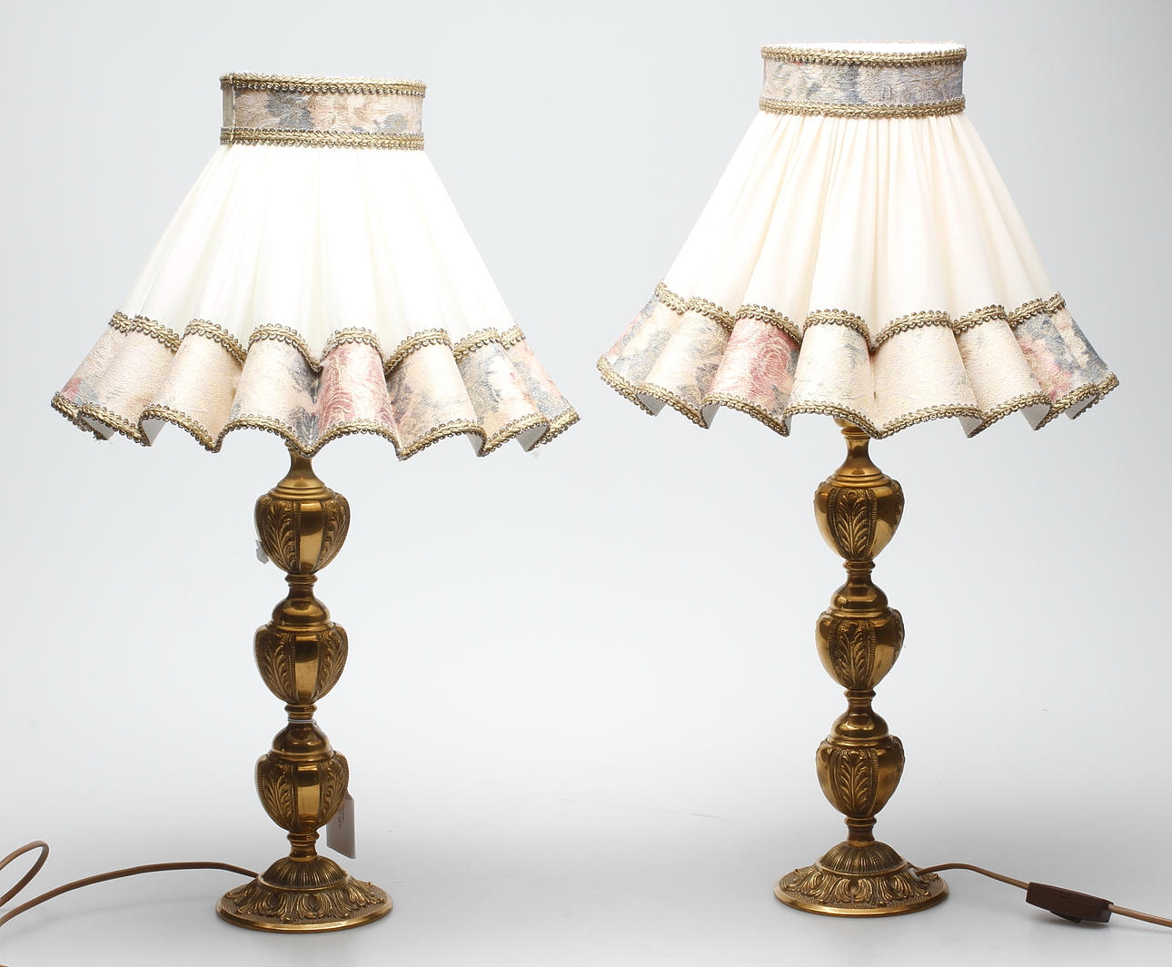 BORDSLAMPOR, ett par, mässing, 1900-tal.