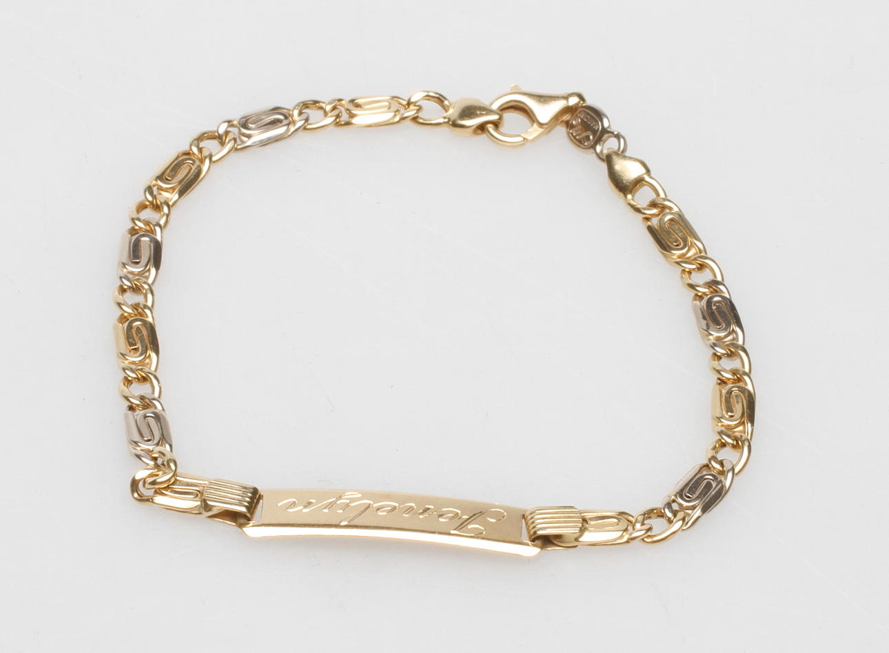 ARMBAND MED NAMNBRICKA, 18k guld, vikt ca 7,7 gr.