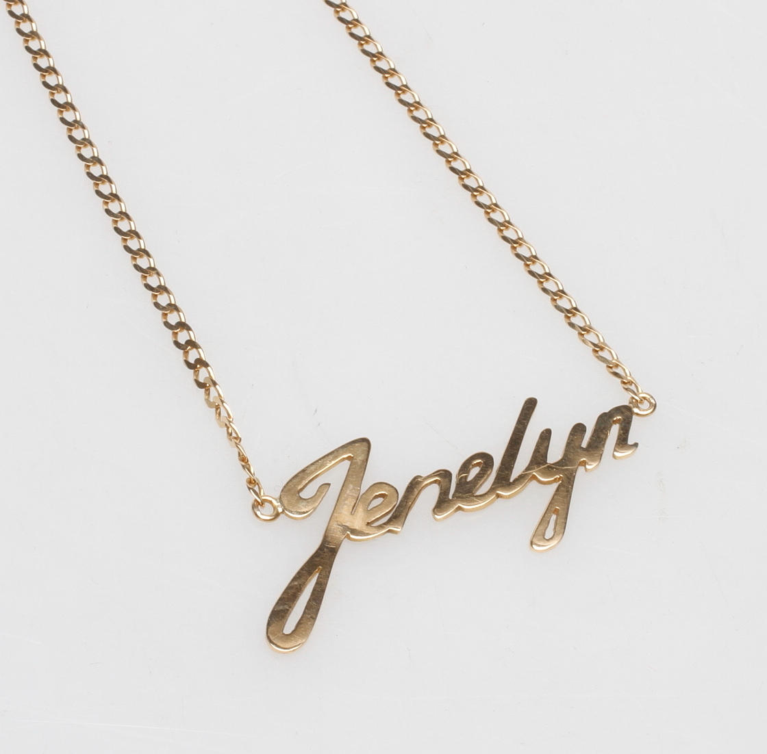 HALSKEDJA MED NAMNBRICKA, 18k guld, vikt ca 8,6 gr.