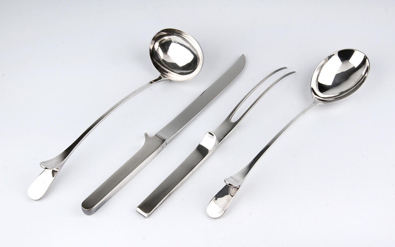 CARVING UPPSÄTTNING. 4 bitar Silver, märkt. Italien Vico Magistretti för Cleto Munari, 1981. Vikt 667,56 gram.