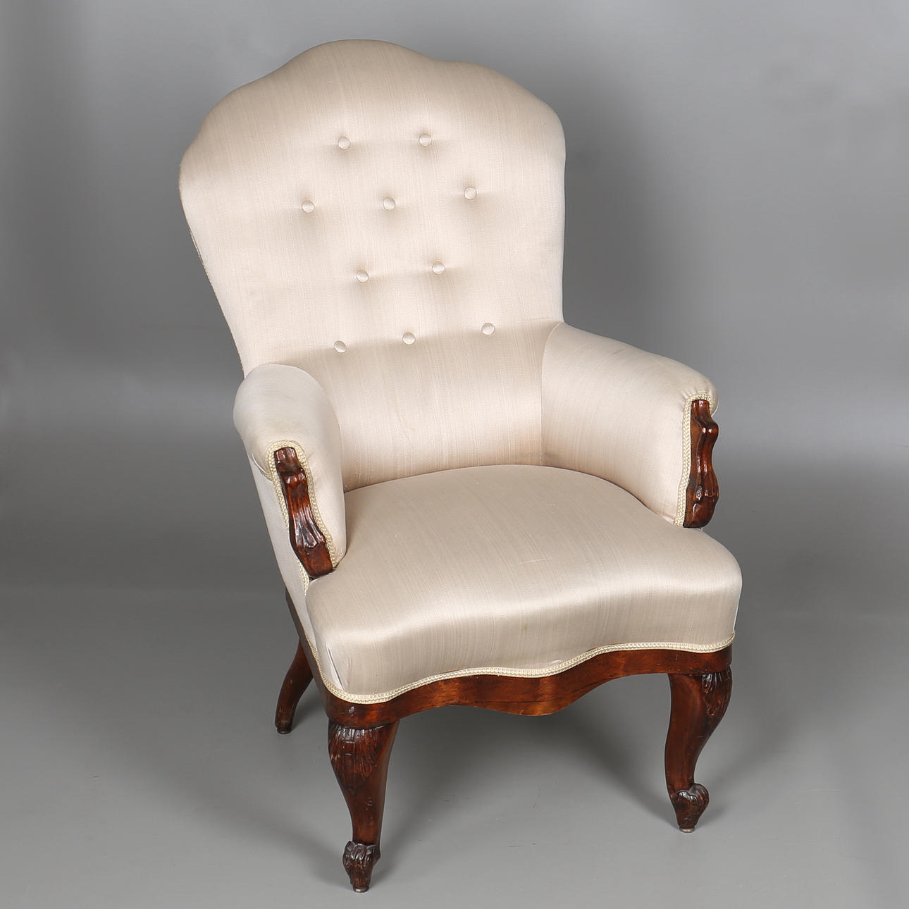 FÅTÖLJ i nyrokoko stilkopia. 1900-talets andra hälft.