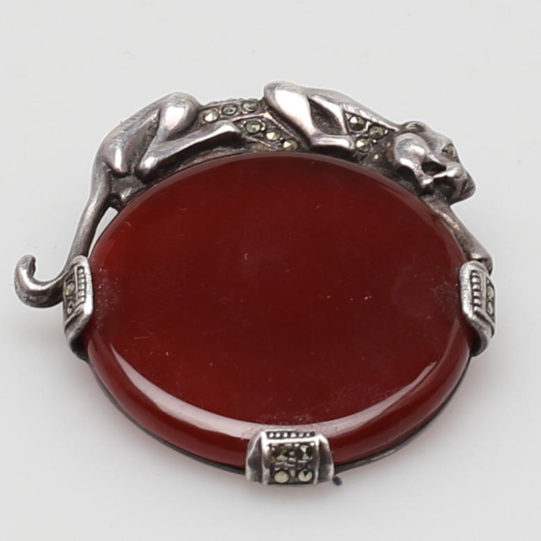BROSCH. Sterling silver. Glas. Dekor av panter. Art deco.