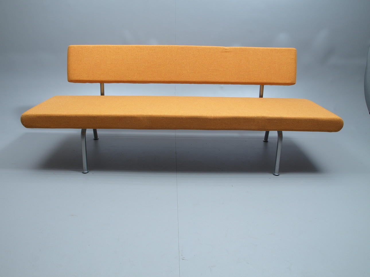 SOFFA, orange tyg och metallstomme, Scandiform.