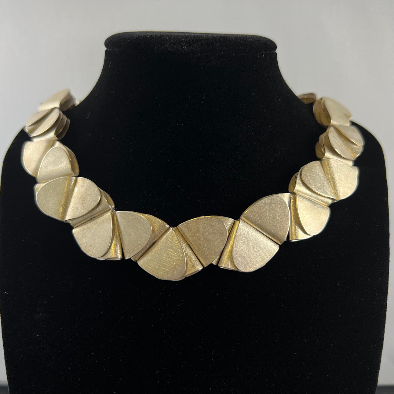 Handgjorda silverhalsband.