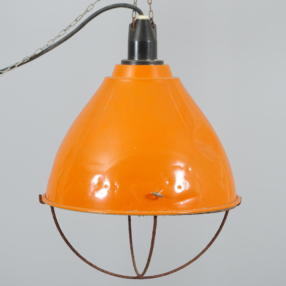 TAKLAMPA, industridesign, orange plåt.