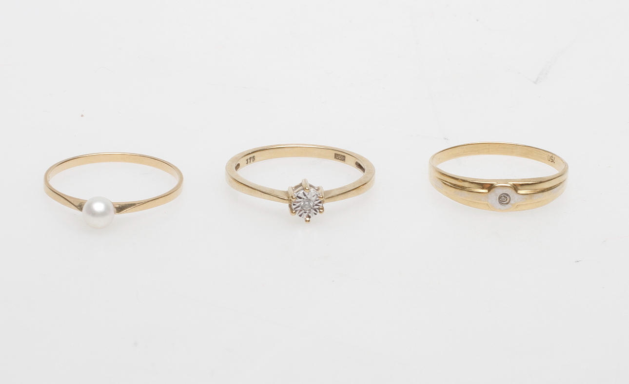 RINGAR, 3 st, 9k samt 18k guld, vikt ca 4,3 gr.