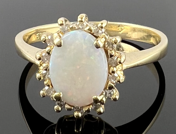 Opal ring med diamanter i gult guld.