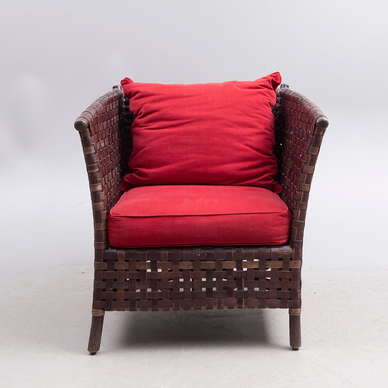 FÅTÖLJ, flätad läder, Newport, modern.