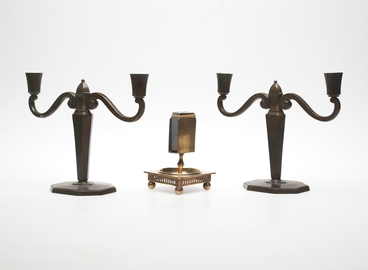 LJUSSTAKAR, ett par, Brons, samt tändstickshållare.