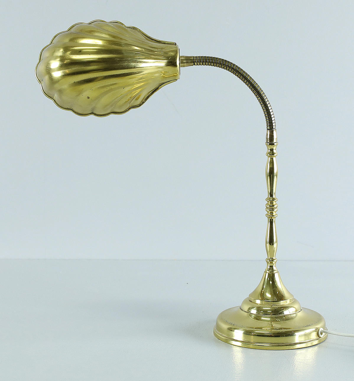 LÁMPARA DE MESA, concha, latón, 1900.