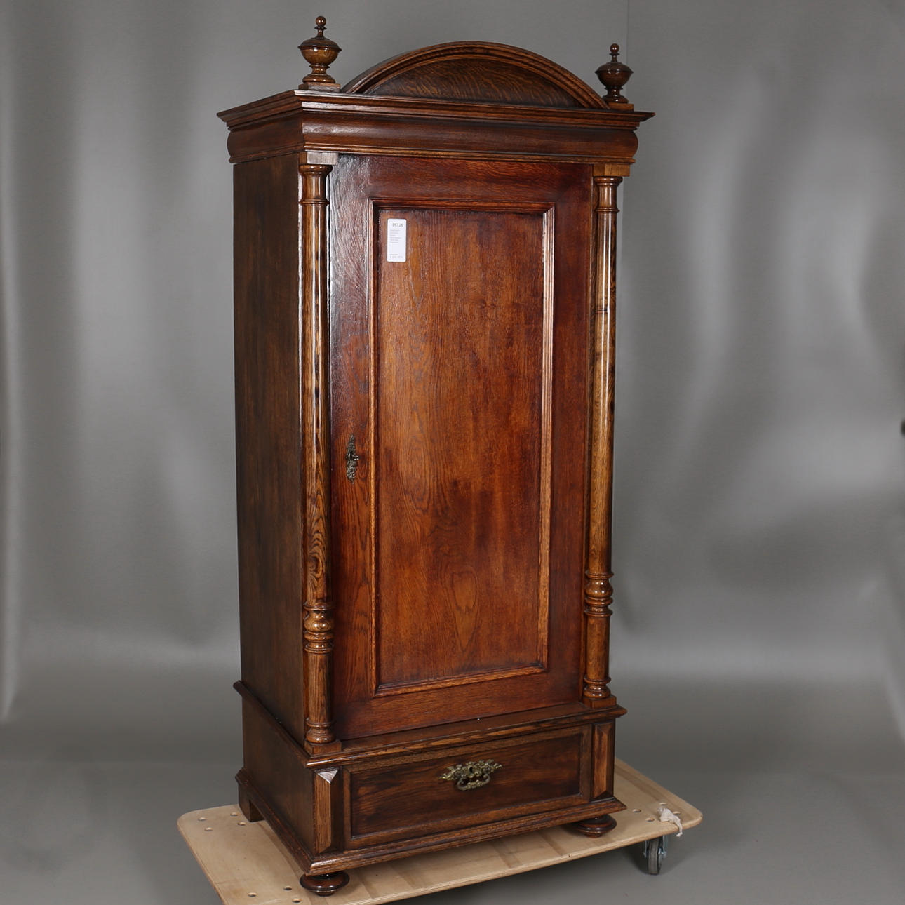 LINNESKÅP i mörkbetsat lövträd. Nyrennässens. 1900-talets första hälft.