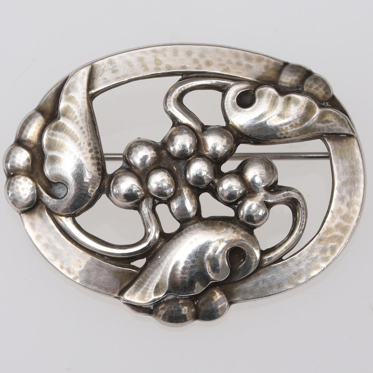 GEORG JENSEN. broche, sterlingsølv, "Moonlight Grapes", nr. 101, Danmark.