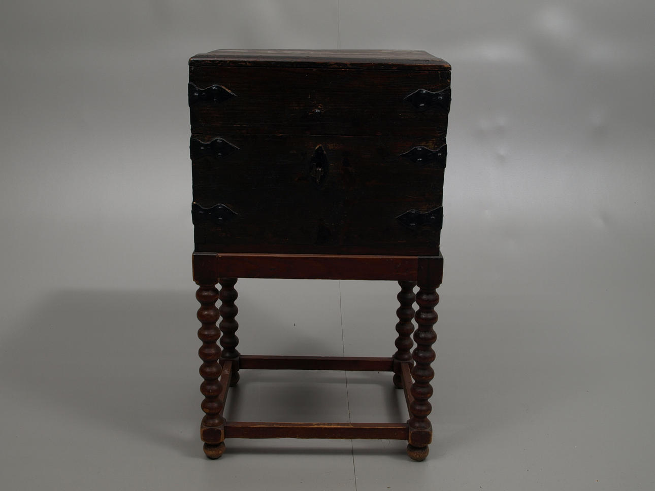 KISTA MED BENSTÄLLNING, delvis 1700-tal.