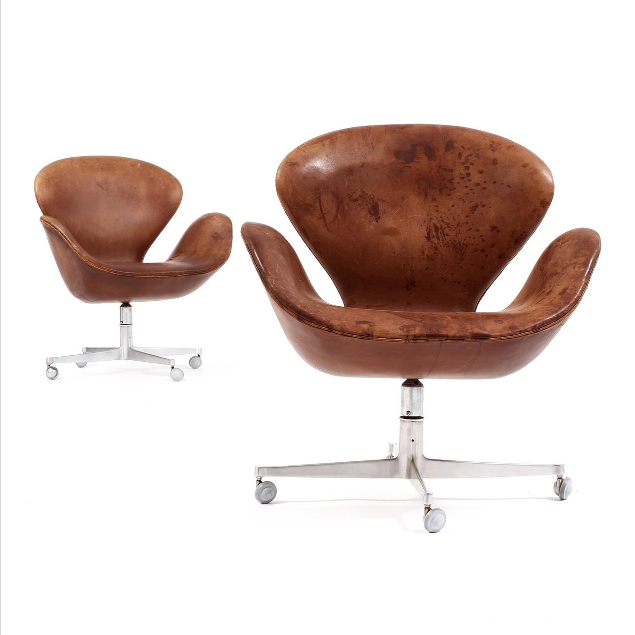 ARNE JACOBSEN. Fåtöljer "Svanen", ett par. Fritz Hansen, Danmark.