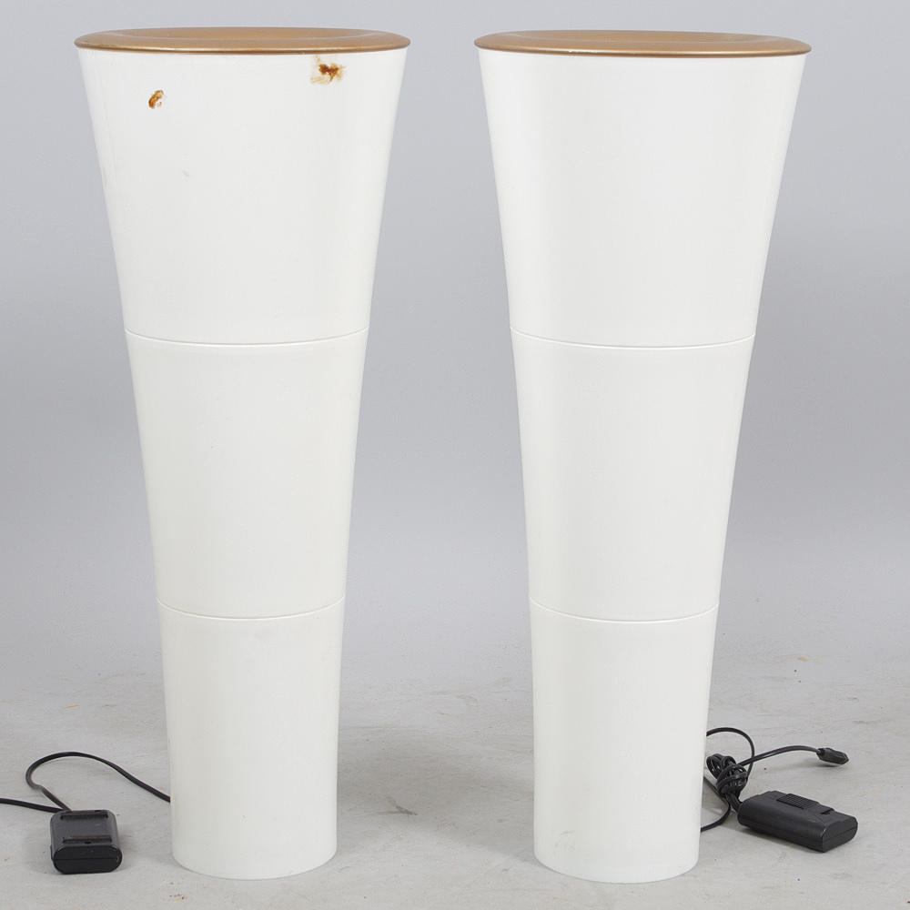 GOLVLAMPOR, 1 par vit och bronserad plast.