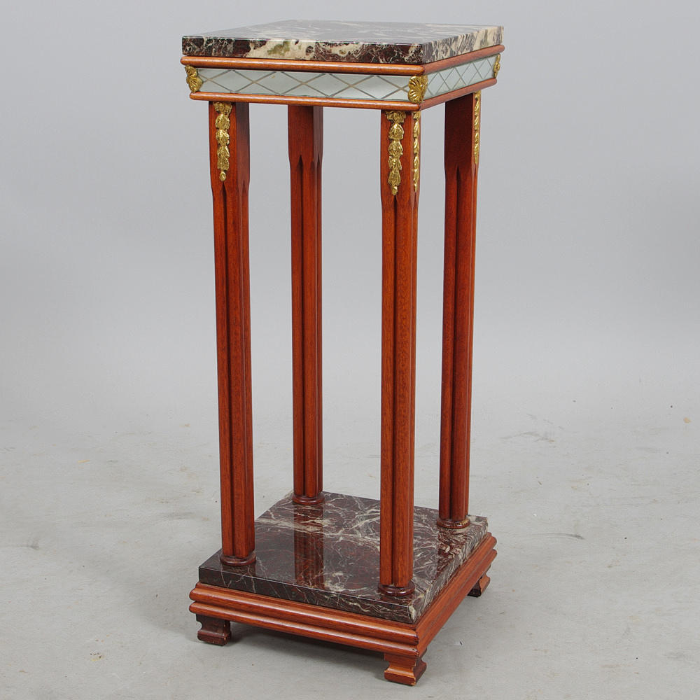 PIEDESTAL, mahogny med förgyllningar och stenskivor.