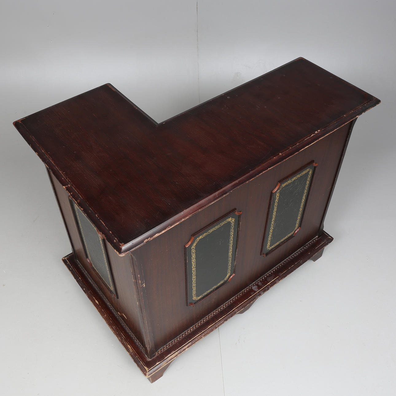 BARBORD og 3 BARSTOOLS, mindre model, engelsk stil, 1900-tallet.