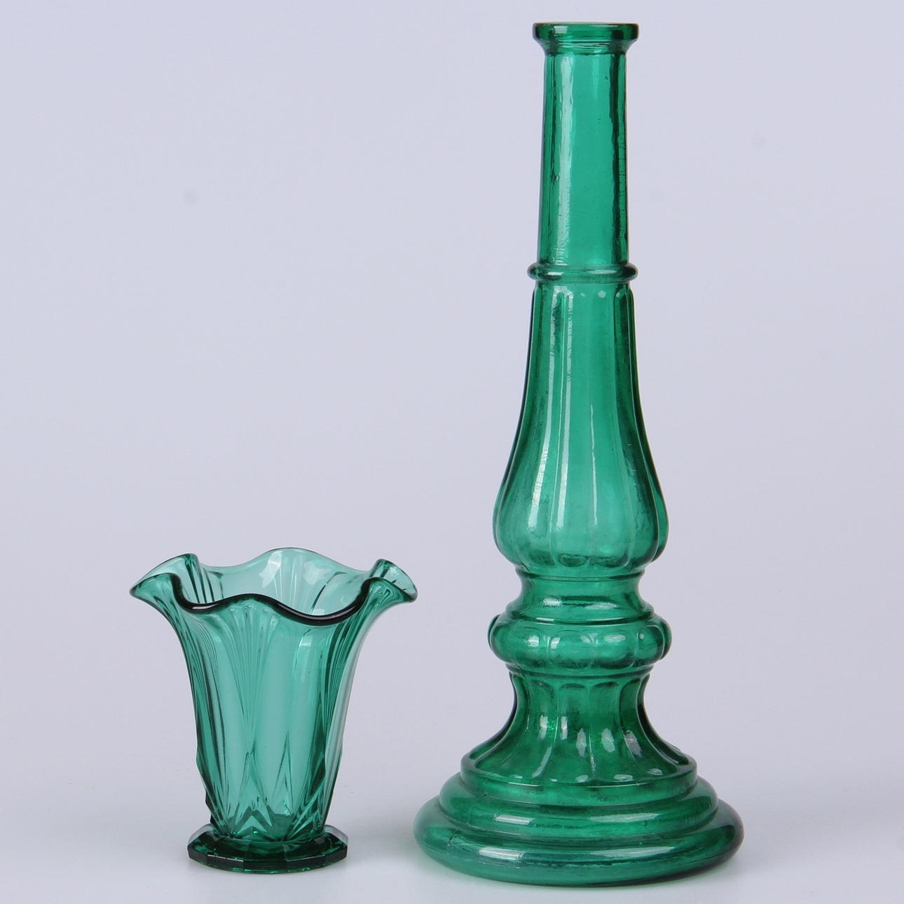 VASER, 2 st. grönt glas, varav ena från Italien 1900-tal.