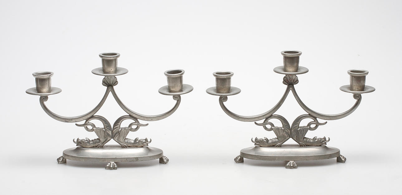 LJUSSTAKAR, ett par, tenn, Nyköpings Ciselörverkstad, 1937.