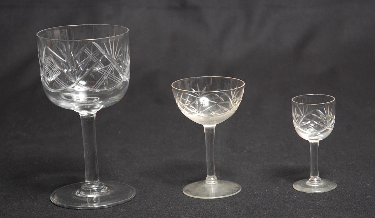 GLAS, 31 delar, slipad dekor, troligen Kosta, 1930-40-tal.