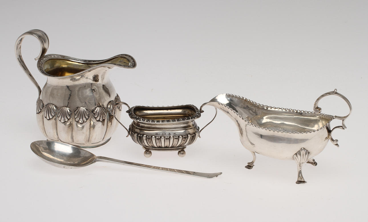 PARTI SILVER, 4 delar. Bland annat England 1800-tal. Tot vikt 343 gram.