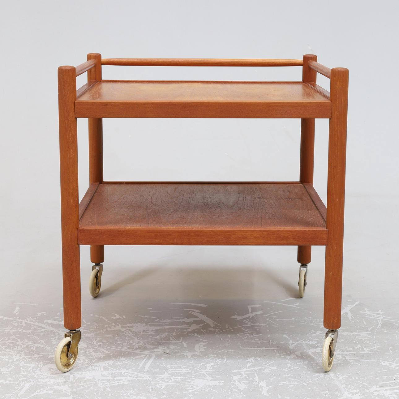 RULLENDE BORD. Teaktræ, 2 hylder, 20. århundrede.