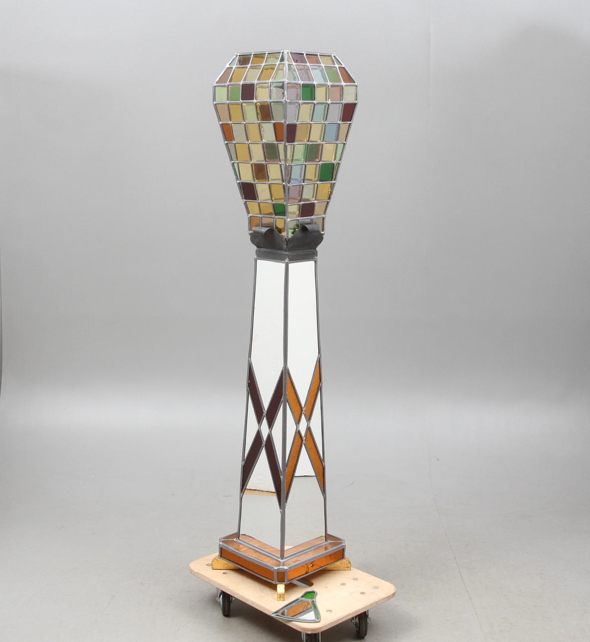 GOLVLAMPA, blyinfattat glas och spegelfält, 1900-talets andra hälft.