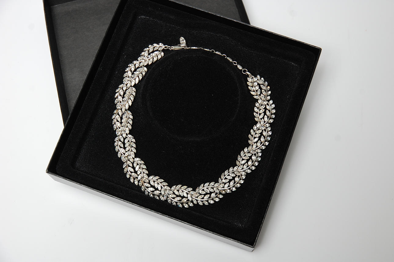 HALSBAND, Monet , Strass, nyskick i schatull.