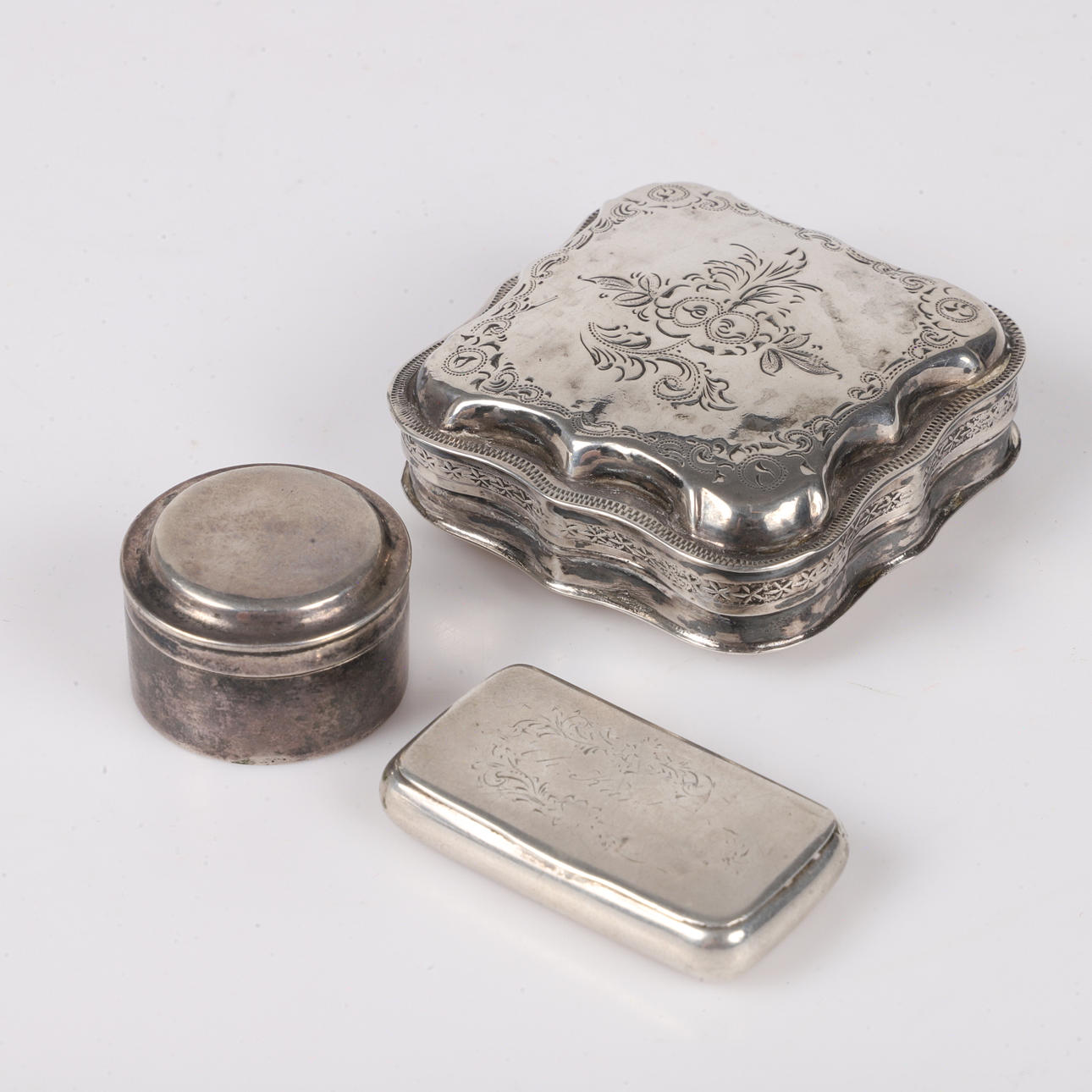 PILLERDOSOR, 3 stycken, silver, 1800-tal.