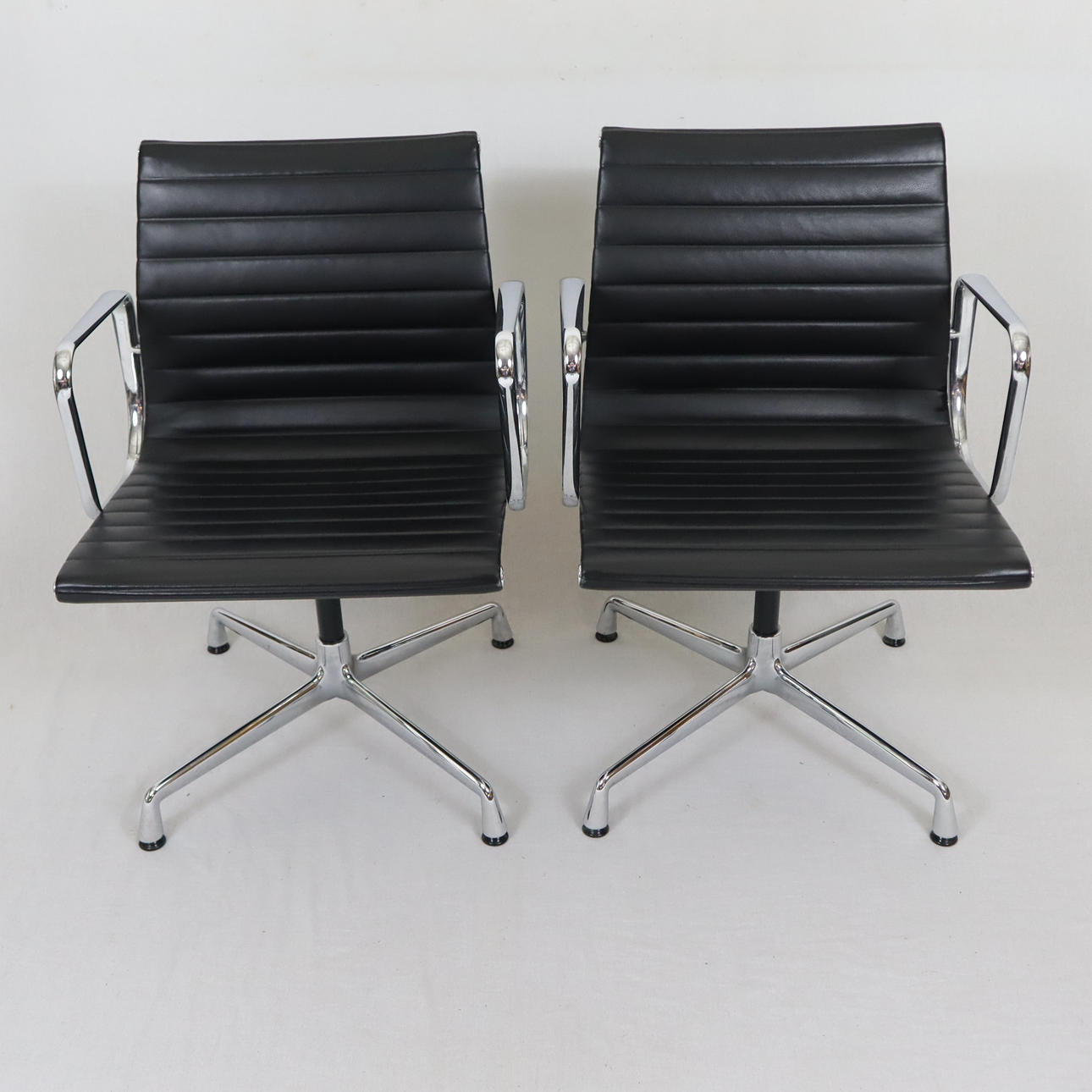 - CHARLES EAMES. Ett par kontorsstolar - Design: Vitra.