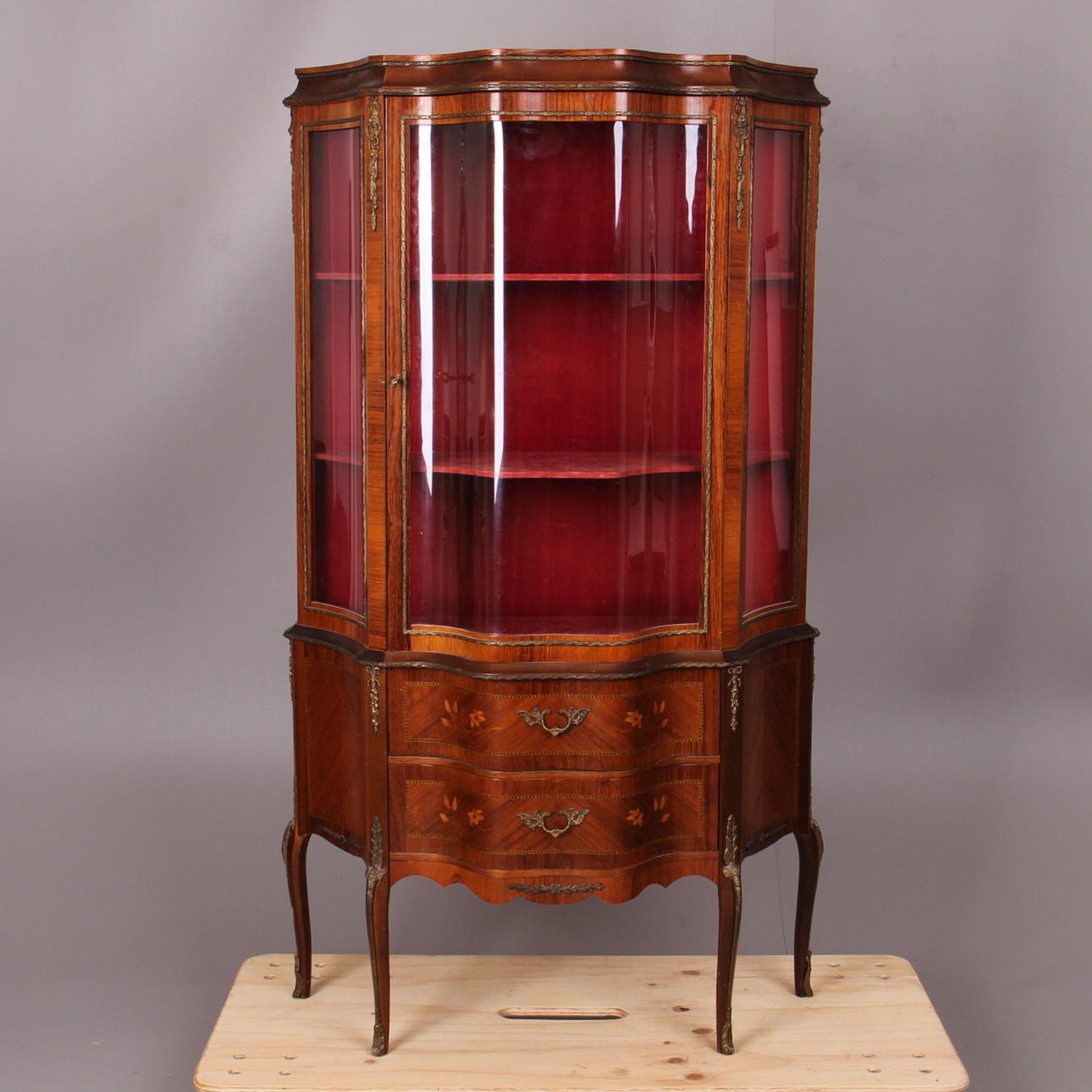 VITRINSKÅP, Louis XVI-stil, 1900-talets andra hälft.