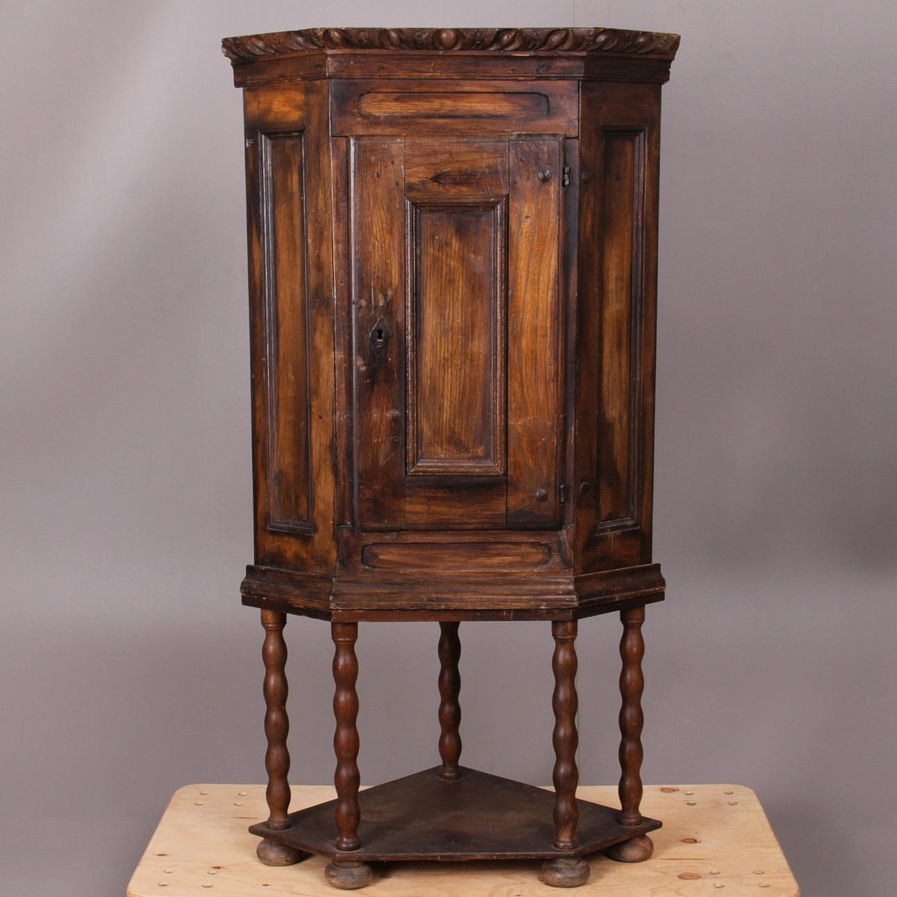 VÄGGSKÅP, med benställning, allmoge, 1700-tal.