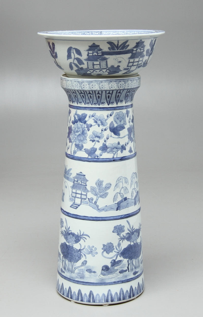 SKÅL, på PIEDESTAL, porslin, 1900-tal.